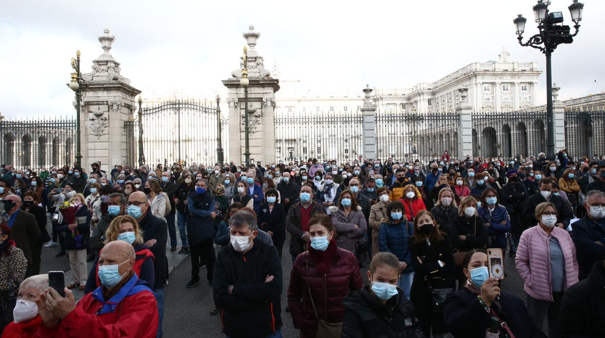 Centenares de personas esperan a las puertas de la Catedral de la Almudena para poder ver a la Virgen