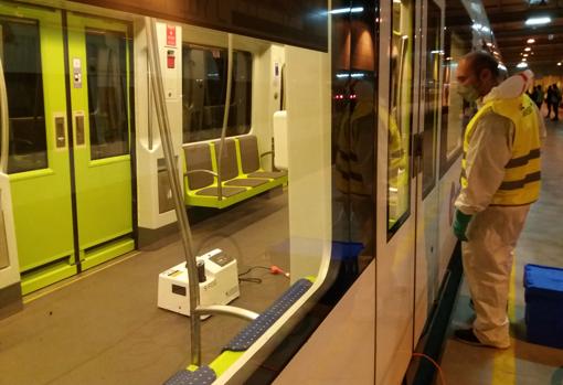 Imagen de las tareas de desinfección del Metro de Valencia