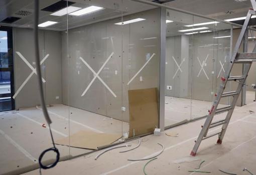 En cada uno de los módulos hospitalarios se instalan espacios cerrados por muros diáfanos