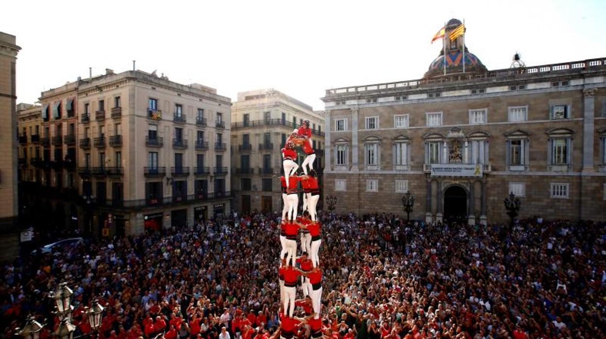 Una actuación de los Castellers de Barcelona, en plaza Sant Jaume