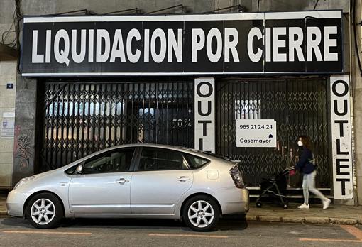 Imagen de un comercio de Alicante cerrado por la pandemia del coronavirus