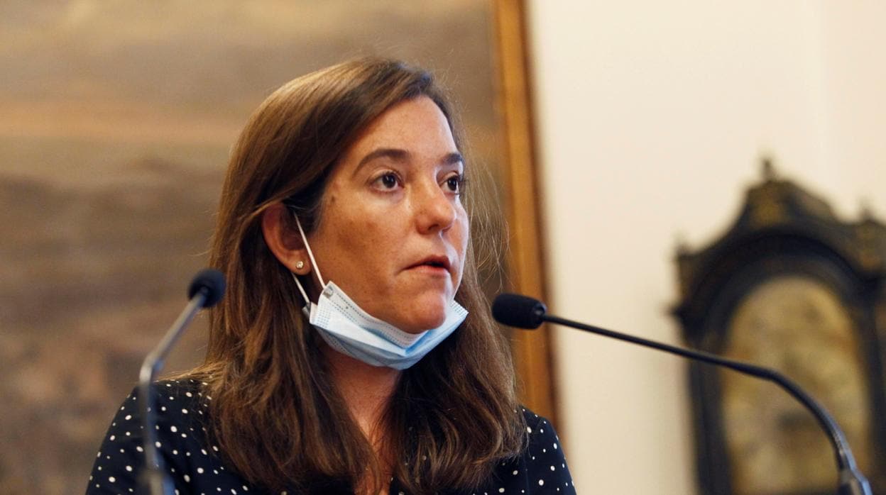La alcaldesa de La Coruña, Inés Rey, durante una intervención este verano