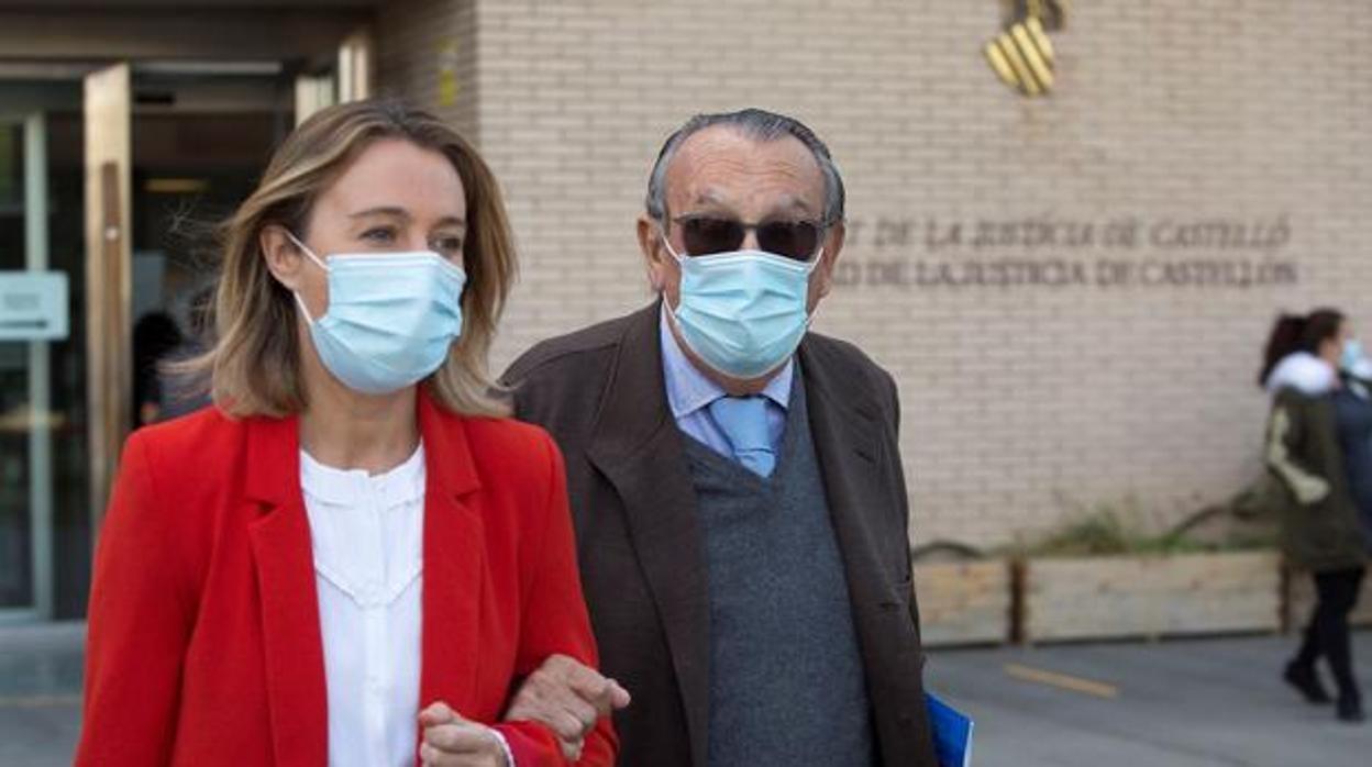 Carlos Fabra y su hija Andrea, a la salida de los juzgados en Castellón