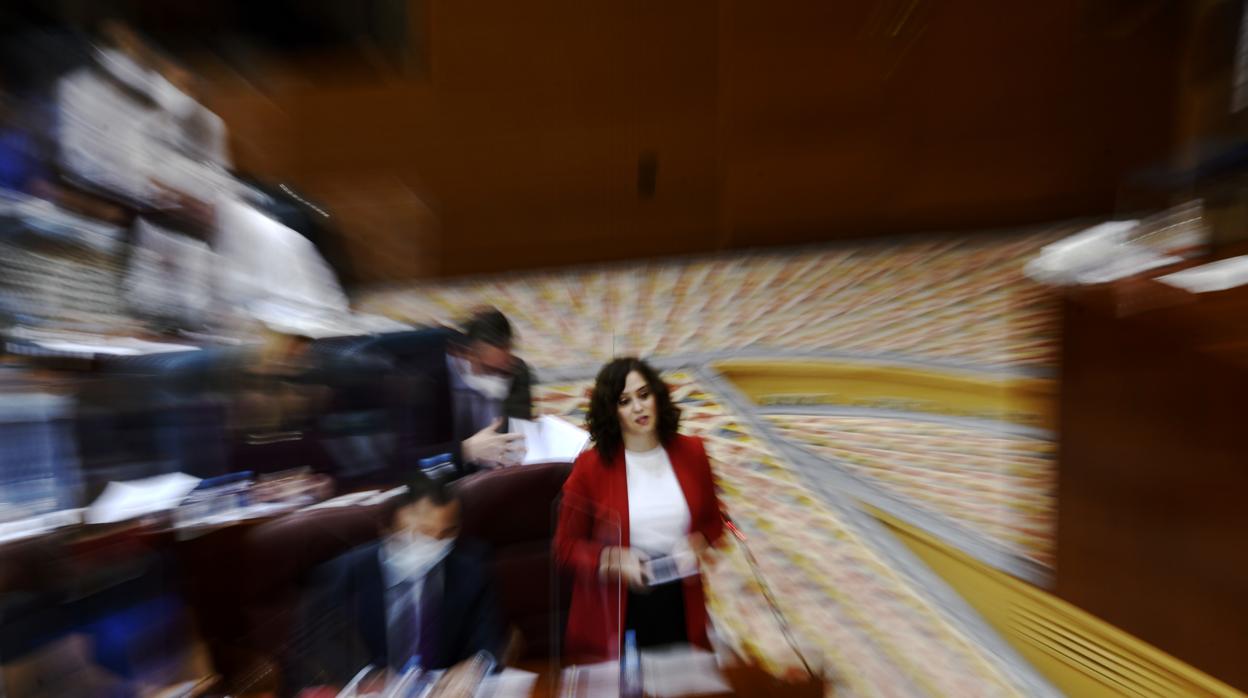 La presidenta madrileña, en la Asamblea