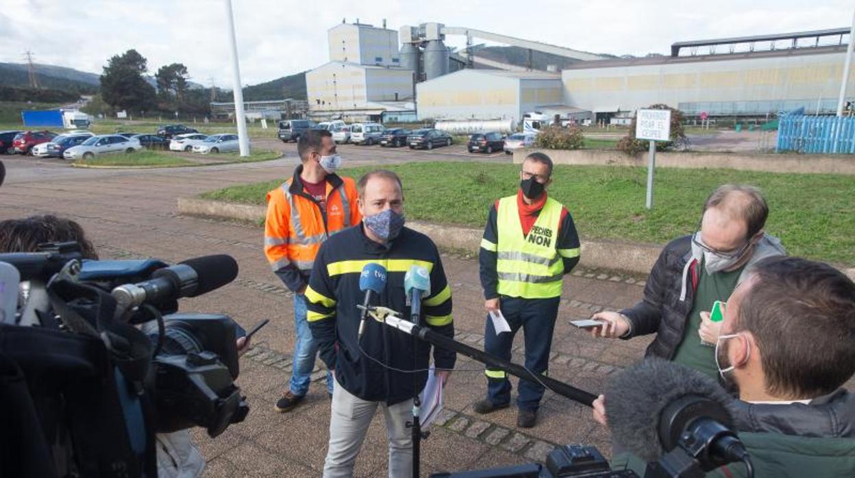 Trabajadores de Alcoa atienden a los medios esta semana en la zona exterior de la planta de aluminio