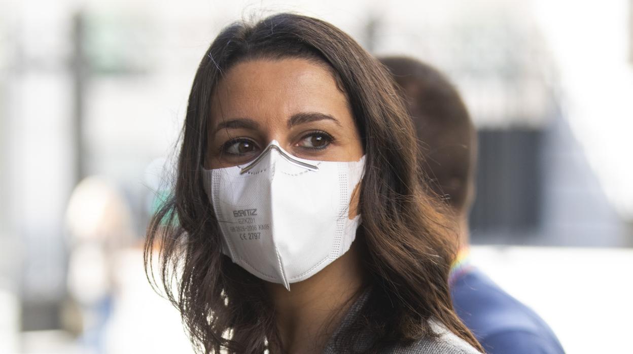 La presidenta de Ciudadanos, Inés Arrimadas, ayer en el patio del Congreso