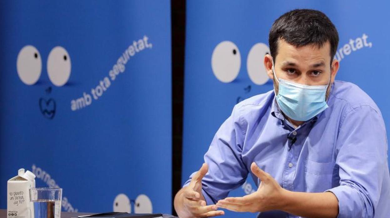 El conseller Marzà junto al presidente de la Generalitat, Ximo Puig, en un centro educativo de Valencia