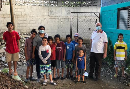 El misionero valenciano José Vicente Nácher, con niños y jóvenes de su parroquia