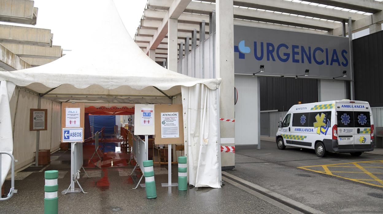 Carpa de triaje a la entrada del Hospital de Burgos