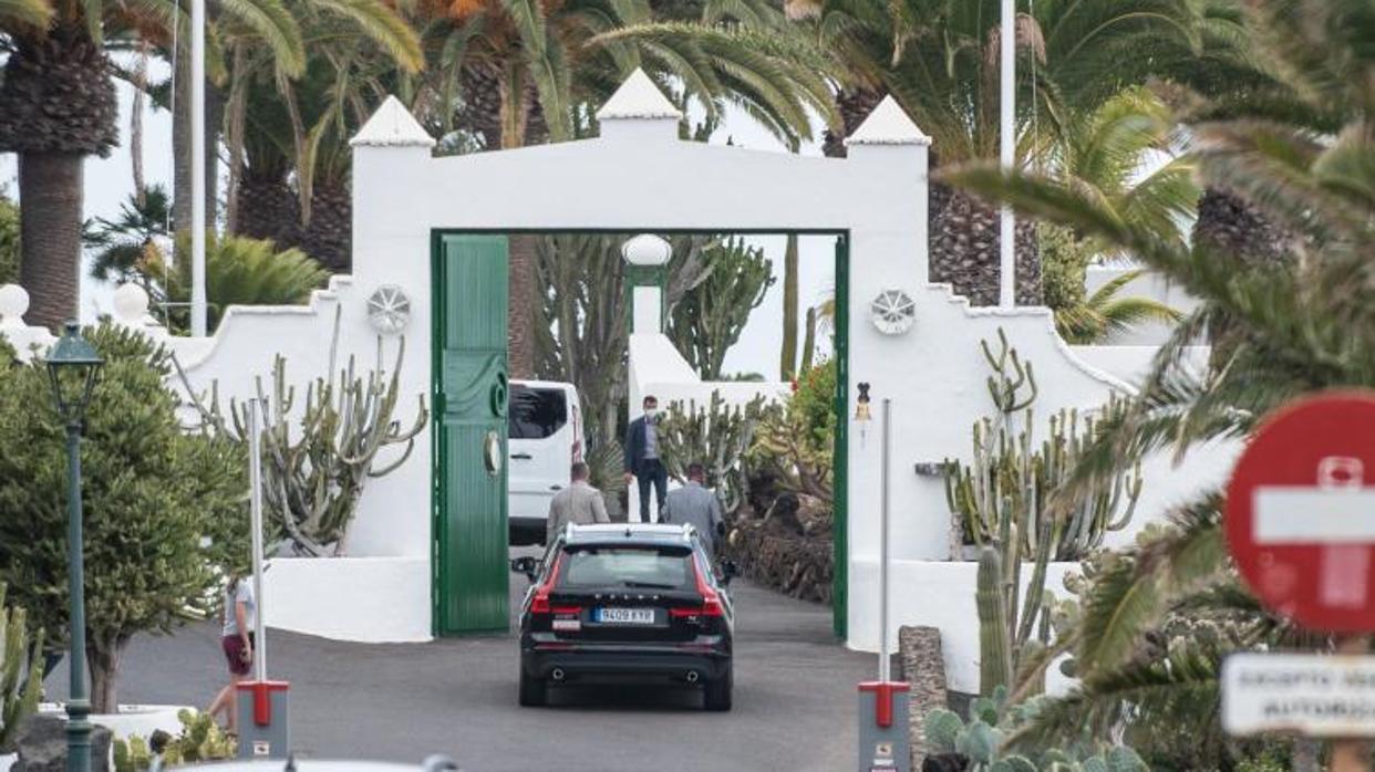 Llegada de Pedro Sánchez a la residencia de La Mareta, a la que también acudieron amigos del presidente del Gobierno este verano