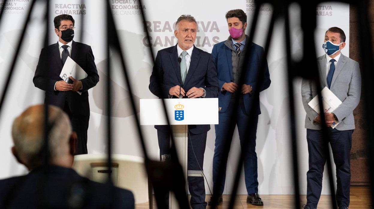 El presidente del Gobierno de Canaras, Angel Víctor Torres (2i) comparece este jueves en rueda de prensa acompañado del presidente del Cabildo de Tenerife, Pedro Martín, (1i) el alcalde de La Laguna Luis Yeray Gutierrez (2d) y el alcalde de Santa Cruz, José Manuel Bermudez (1d) para informar de las nuevas medidas