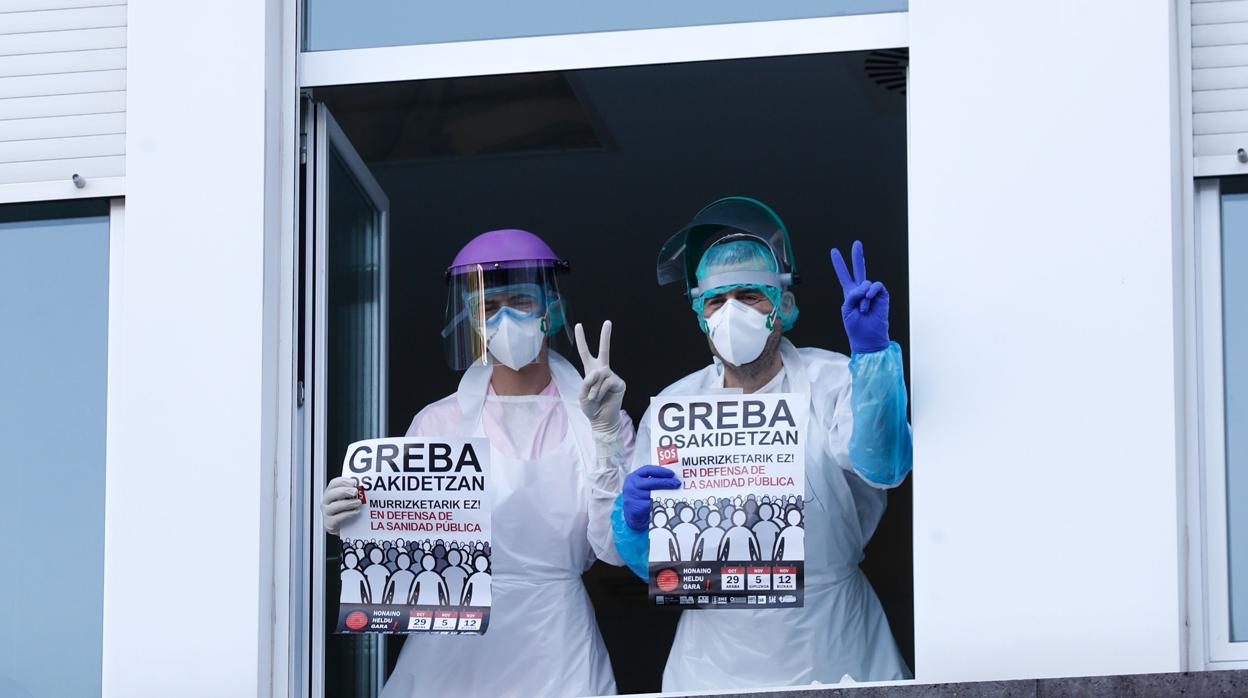 Trabajadores sanitarios del Hospital Universitario Donostia de San Sebastián, en la huelga del pasado 5 de noviembre