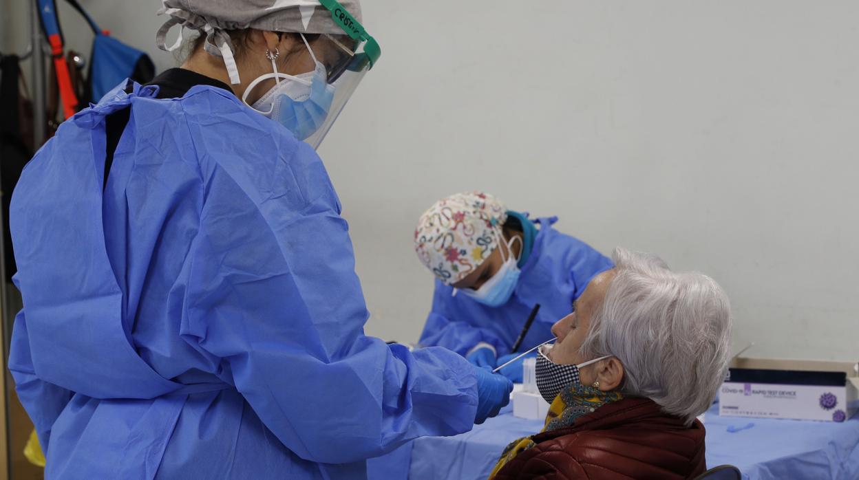 Realización de test de antígenos en un centro de mayores del distrito madrileño de Vicálvaro