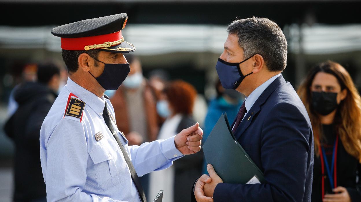 Trapero y el consejero de Interior, Miquel Sàmper, ayer en el complejo central de Mossos