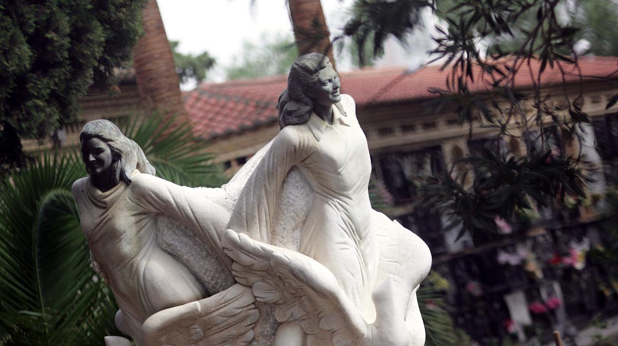 Imagen de la escultura que recuerda a las niñas de Alcàsser en el cementerio de su localidad natal