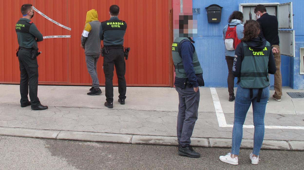 Momento de la detención por parte de los agentes de la Guardia Civil