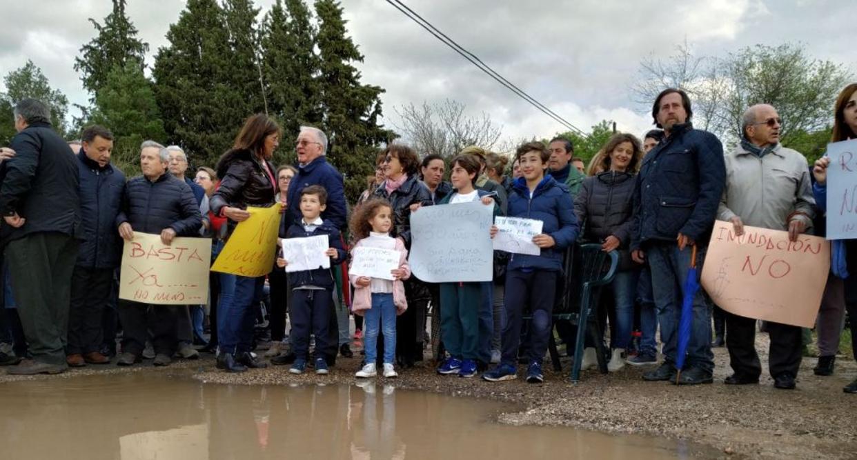 Los vecinos protestan por las continuas inundaciones en una imagen de archivo