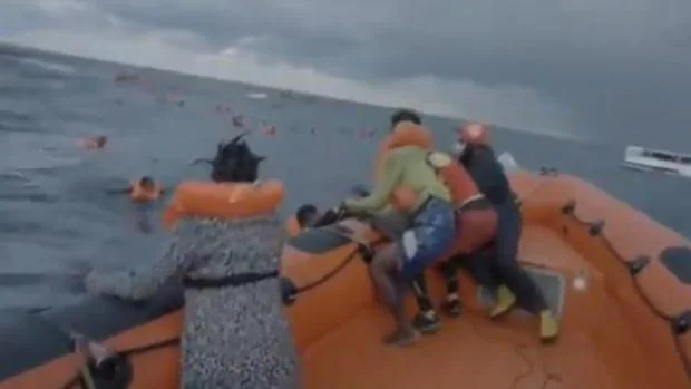 Una mujer pierde a su hijo en el naufragio de una patera en el Mediterráneo: «¿Dónde está mi bebé?»