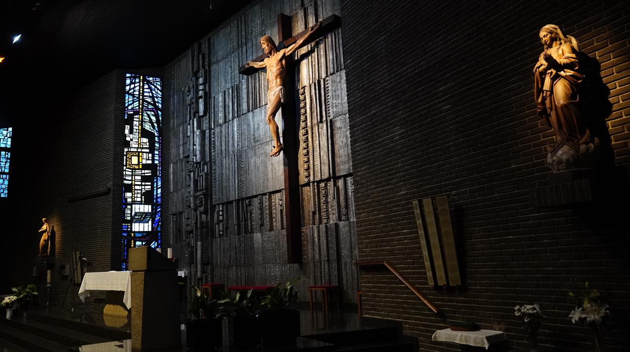 El altar de la parroquia de san Juan Evangelista, en el barrio del Parque de las Avenidas