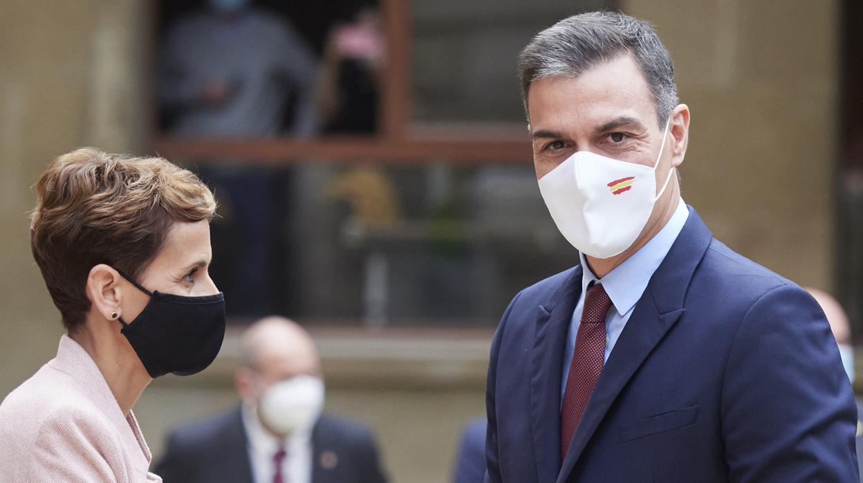 El presidente del Gobierno, Pedro Sánchez, en su encuentro con la presidente de Navarra, María Chivite