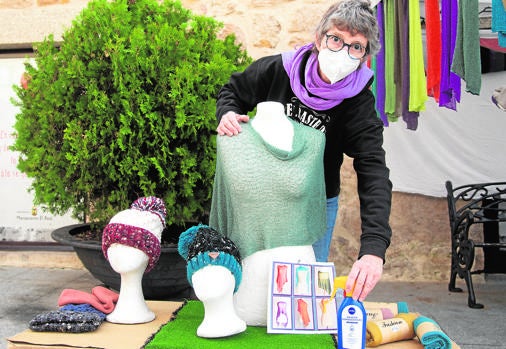 Raquel, titular de uno de los puestos de la Ribera de Curtidores