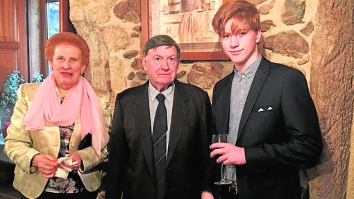 Manuel Rolando Fernández, en el centro, 83 años