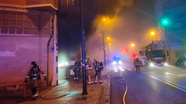 Arden seis coches y cuatro trasteros en el incendio de un párking en Zaragoza