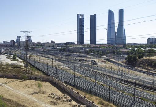 Las vías de Chamartín en la actualidad, con las cuatro torres al fondo