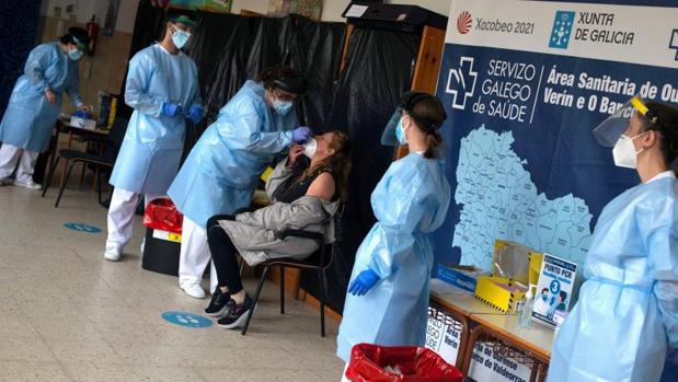 Los nuevos contagios de coronavirus en Galicia caen a 489 por el efecto fin de semana