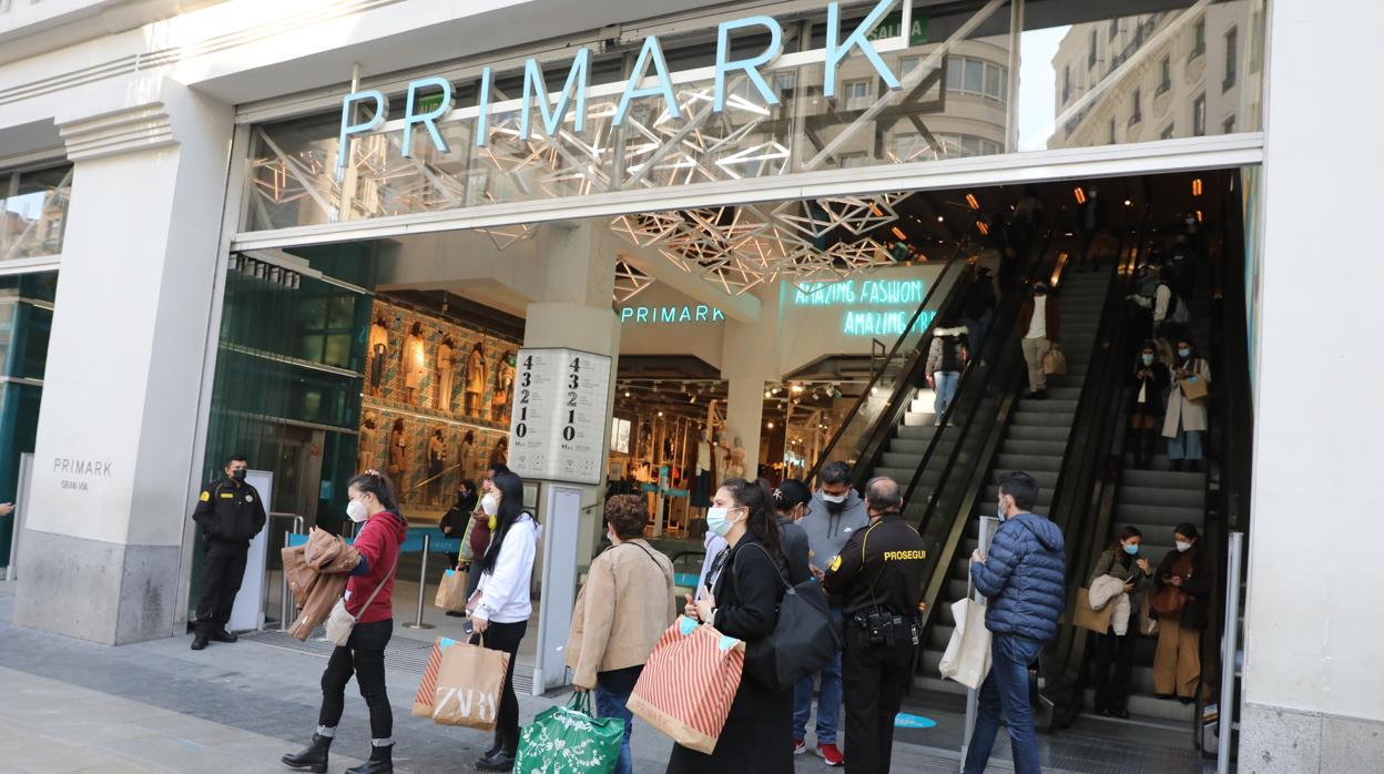 Transeúntes frente al Primark de Gran Vía, esta semana