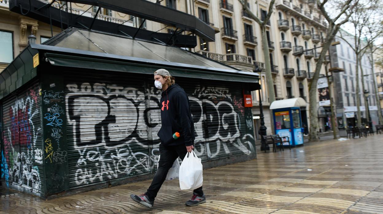 Las Ramblas durante el confinamiento por riesgo de contagio de la pandemia del coronavirus