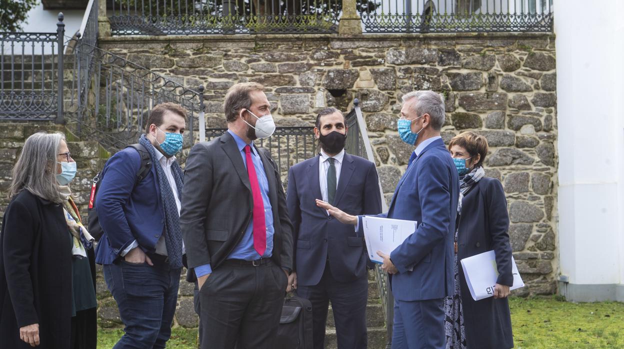 El vicepresidente de la Xunta, Alfonso Rueda, departe con el secretario de Estado de Turismo, Fernando Valdés Verelst