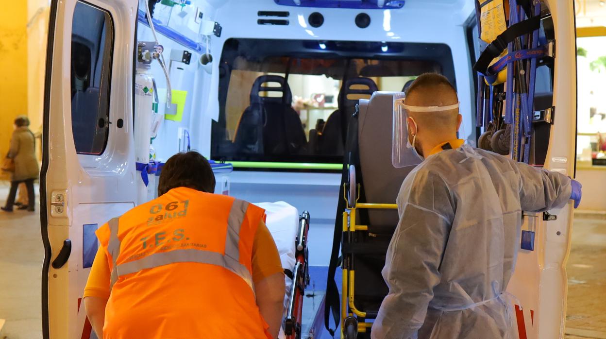 Sanitarios durante el traslado de un enfermo en ambulancia, en Zaragoza capital