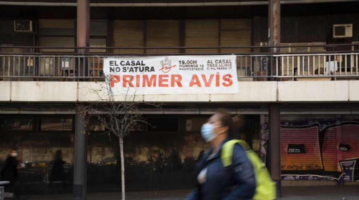 El local, ayer al mediodía todavía con la pancarta que anunciaba la manifestación del pasado domingo