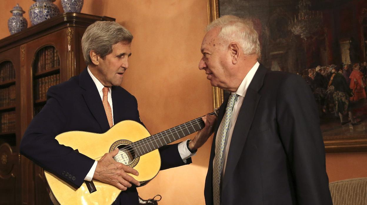 Kerry, entonces secretario de Estado de EE.UU., con la guitarra que le regaló Margallo