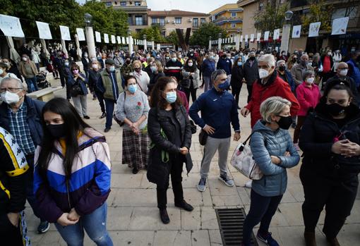 Vecinos y familiares de Iván, en la plaza de la Constitución de Velilla