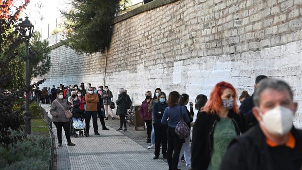 Madrid plantea bajar de 500 el umbral para dictar restricciones si cae a 300 casos de media