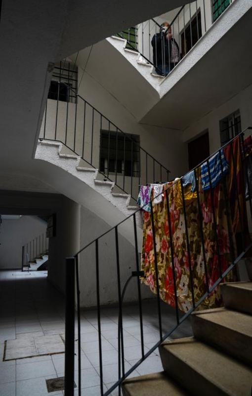 Los vecinos tienden en la escalera de los bloques, que tienen techos bajos y escasa luz