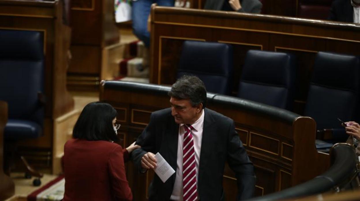 El portavoz del PNV, Aitor Esteban, charla con la ministra de Política Territorial, Carolina Darias