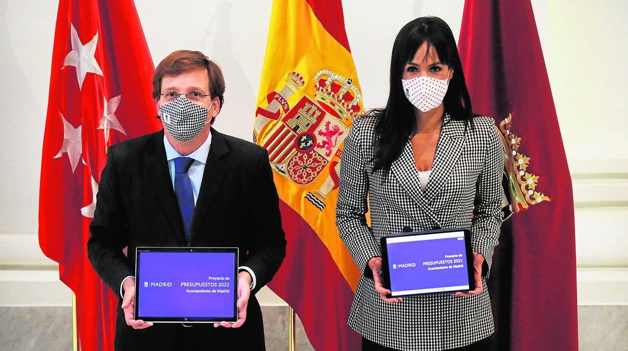 José Luis Martínez-Almeida y Begoña Villacís, ayer, con una copia de las cuentas