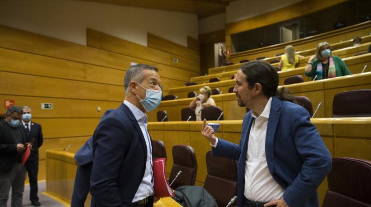 El portavoz socialista en el Congreso, Ander Gil, a la izquierda, con el vicepresidente del Gobierno, Pablo Iglesias