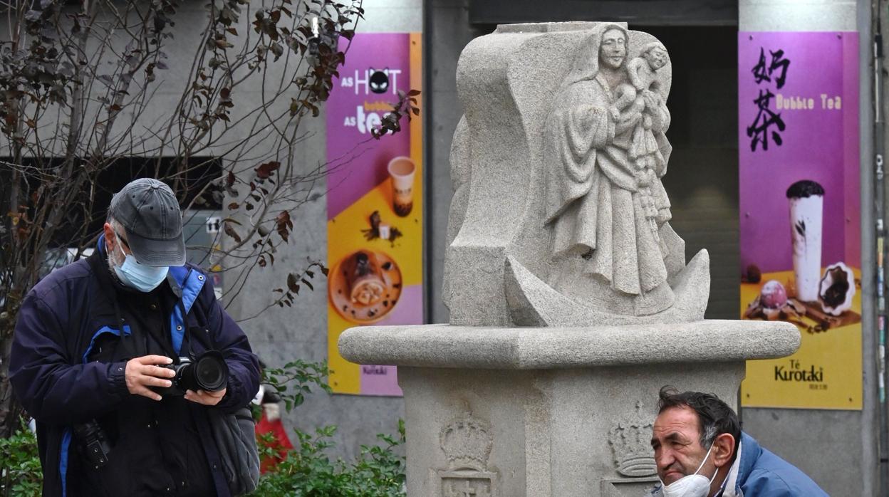 El Cruceiro roto de la plaza de Jacinto Benavente, este domingo