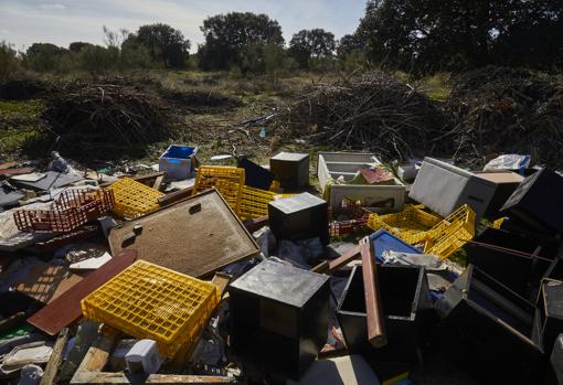 Restos de escombros en el camino del Pradonal