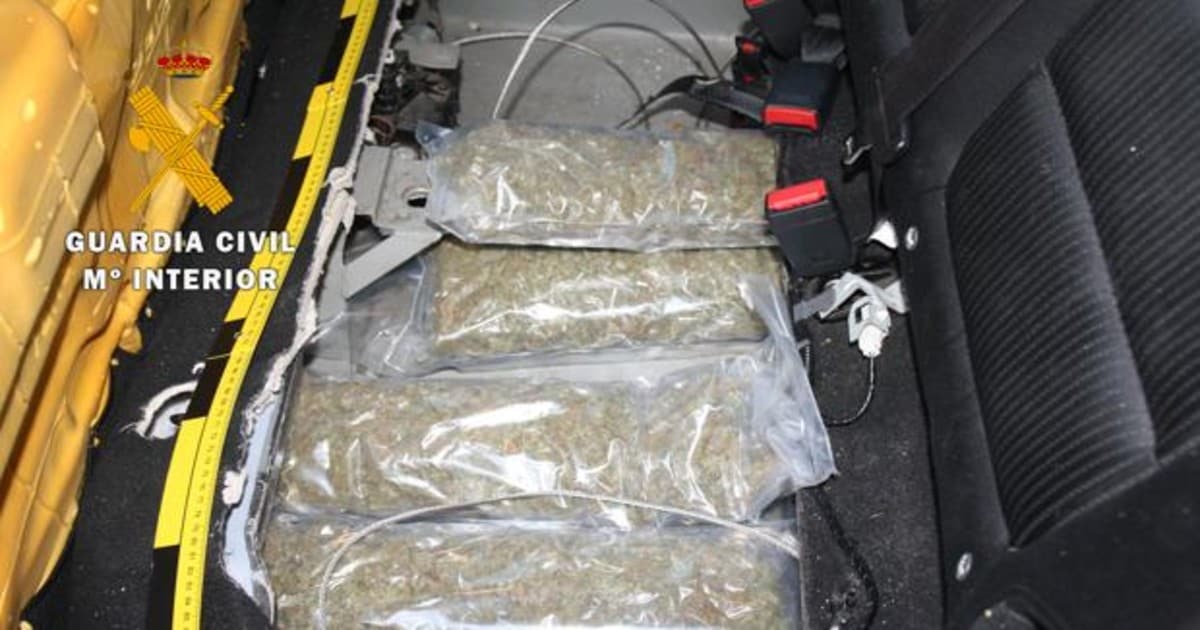 La marihuana oculta debajo de los asientos traseros del vehículo