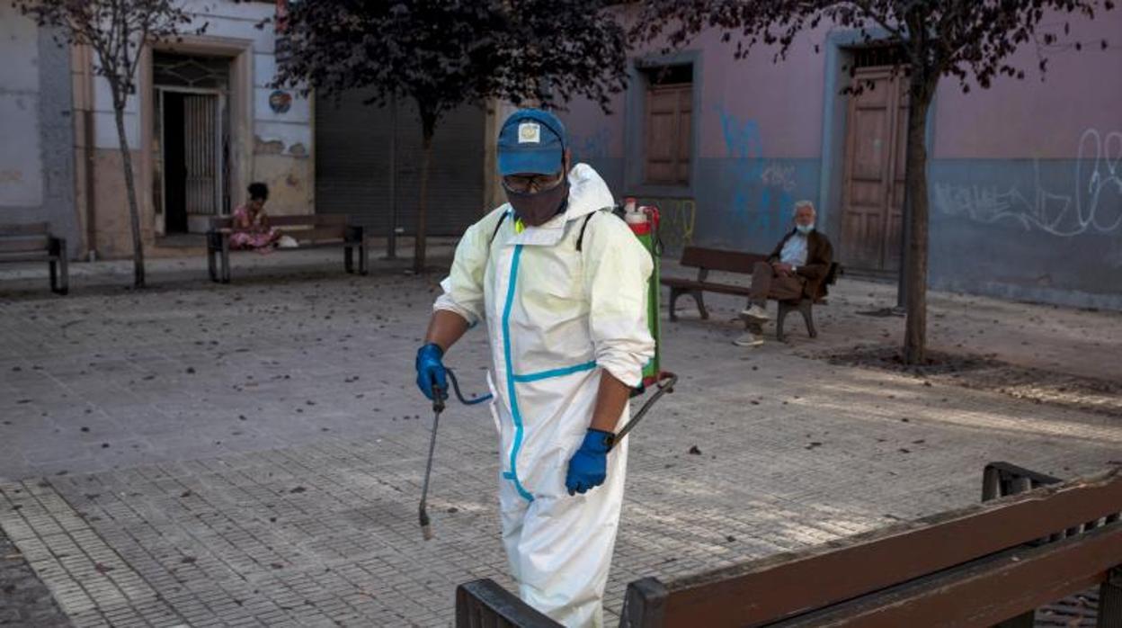 Labores de desinfección por el Covid en un municipio gallego, en una imagen de archivo