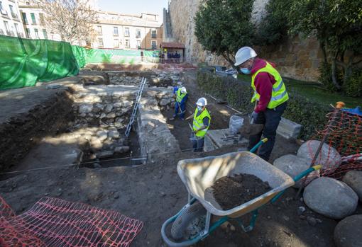 Unas excavaciones junto a la muralla Ávila confirman la existencia del alcázar medieval