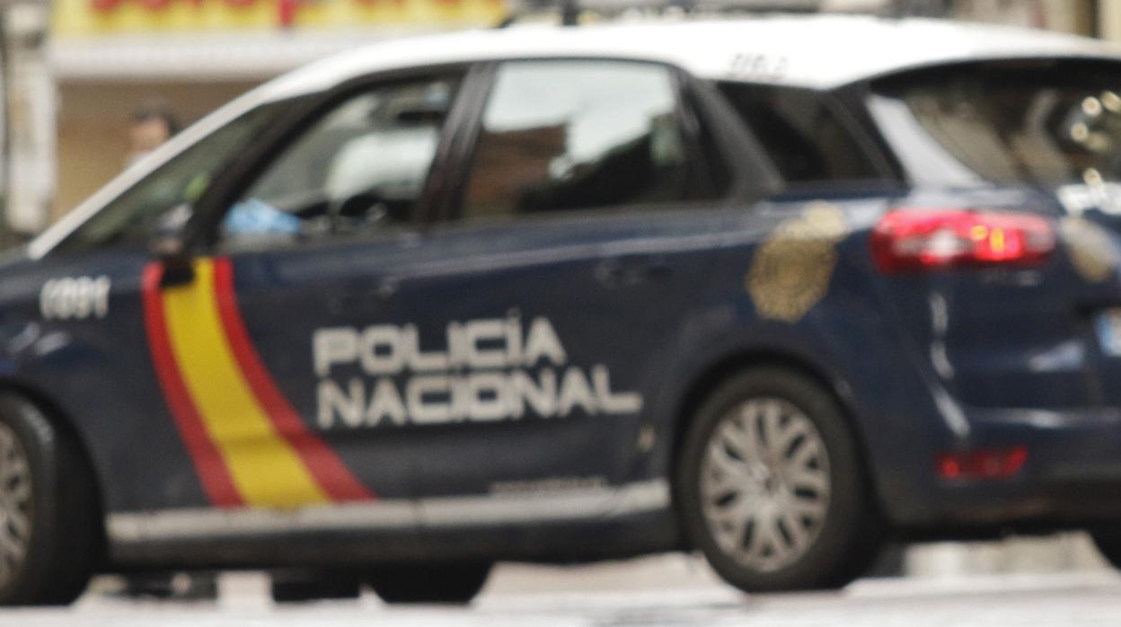 Un vehículo de la Policía Nacional patrulla por las calles, en una imagen de archivo