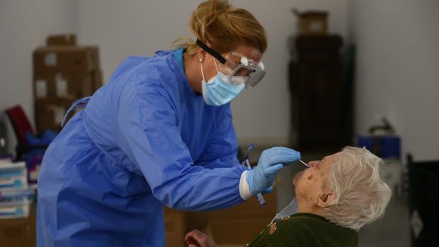 Madrid notifica 1.806 casos nuevos de coronavirus, 819 en las últimas 24 horas y 22 fallecidos