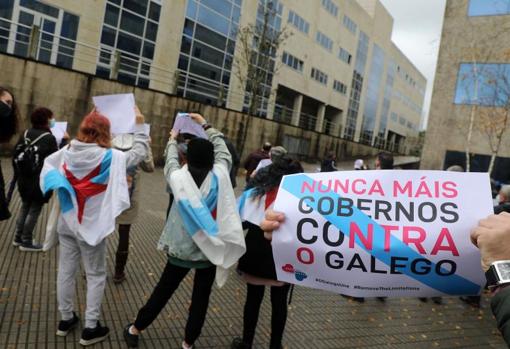 Manifestación nacionalista convocada ante la sede del PPdeG en Santiago este miércoles