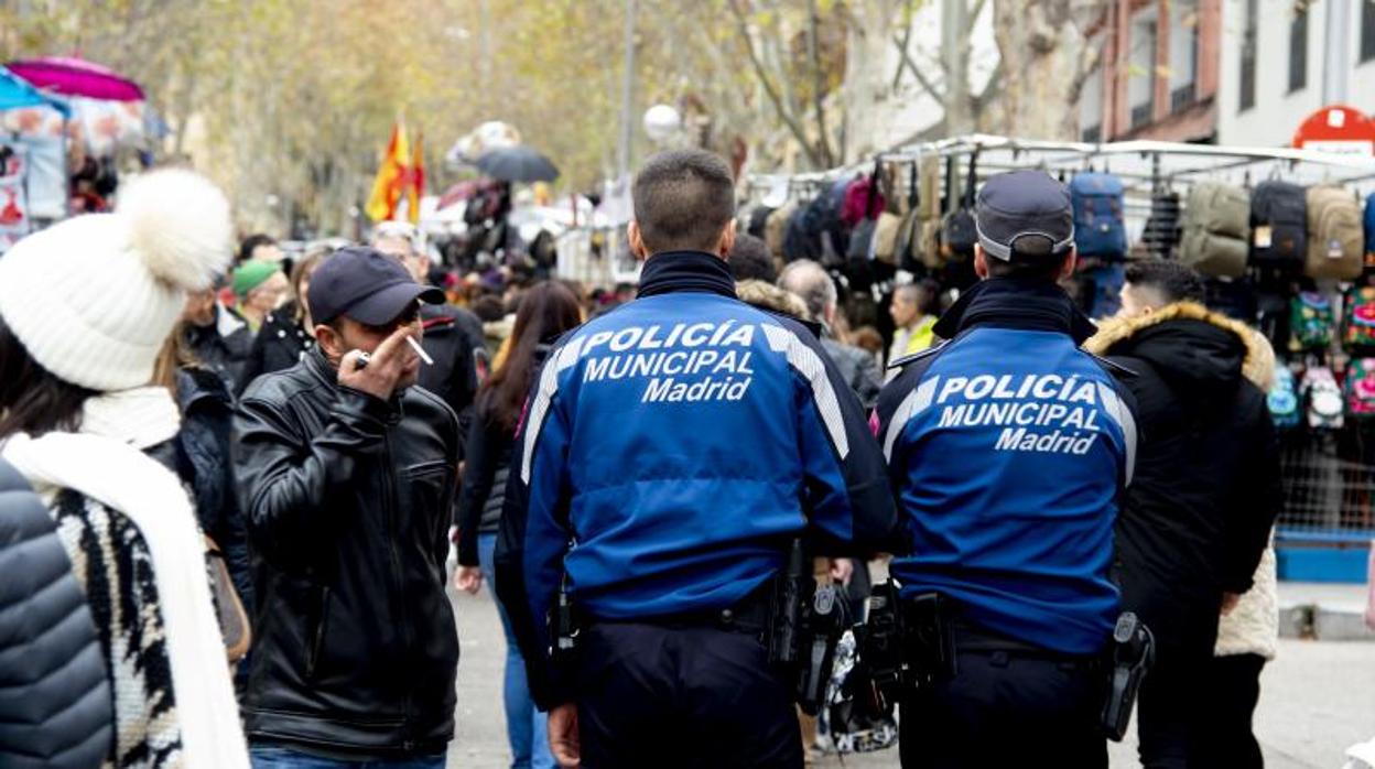 La Policía Municipal patrulla entre los puestos del Rastro antes de su cierre en marzo